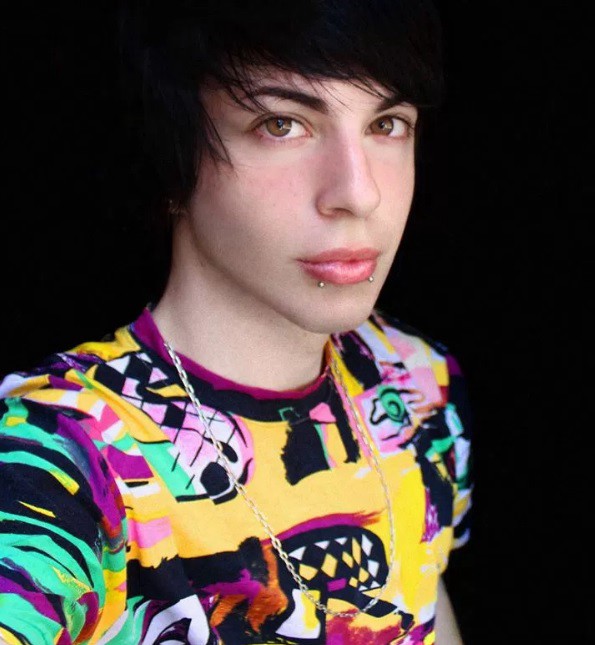 Fan de la literatura fantástica, sufrió acoso de pequeño y encontró calma convirtiéndose en un "elfo" | Curiosidades