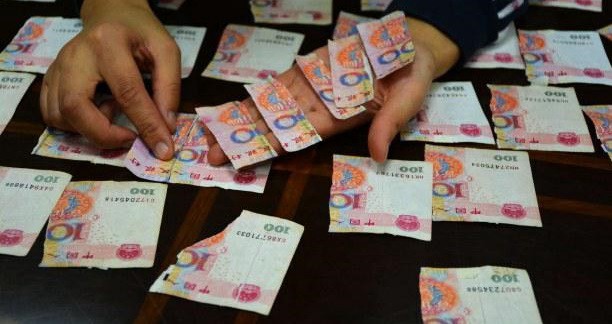 Un nene rompió dinero equivalente a 7000 dólares mientras jugaba a despedazar papeles | Curiosidades