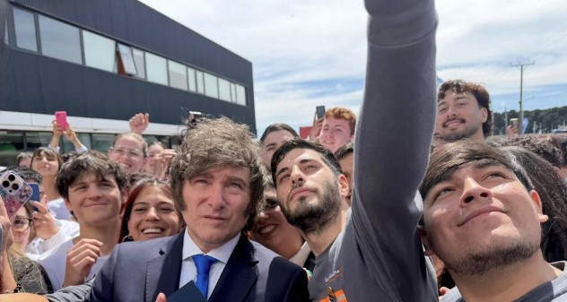 Milei hizo una caravana por el centro de Mendoza y pidió no "volver al modelo comunista que nos fundió" | Política