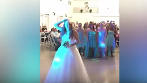 Viral conmovedor: la novia con cáncer que en vez del ramo tira su peluca | Curiosidades