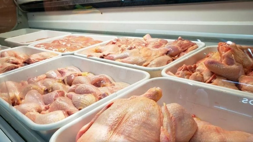 La sobreoferta de pollo por el cierre de las exportaciones baja los precios y dispara el consumo | Economía