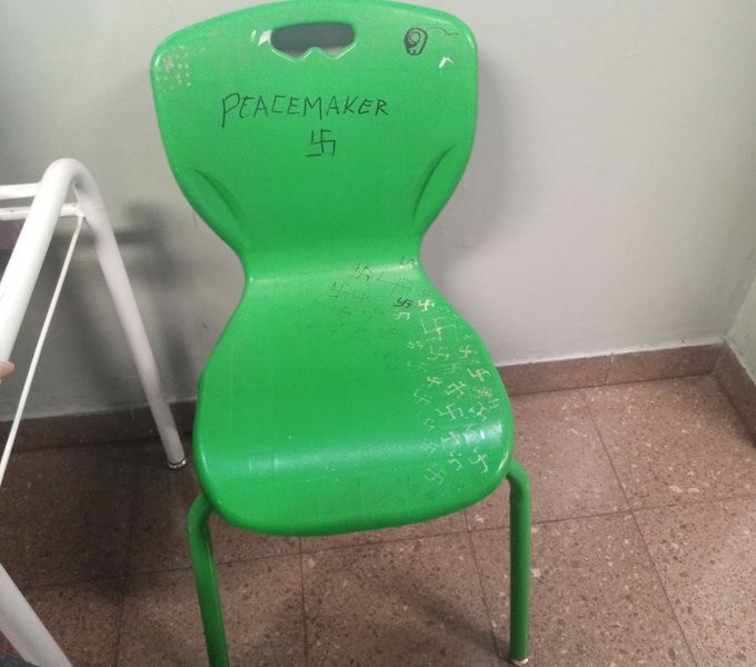 Retiran una silla con un graffiti neonazi de una escuela de Chacarita | Política