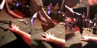 Video aterrador: "Martillo, hacha y taladro" el juego para conseguir un trago gratis en Tailandia | Curiosidades