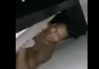 Video viral: una mujer fue sorprendida por sus suegros con su amante escondido abajo de la cama | Curiosidades