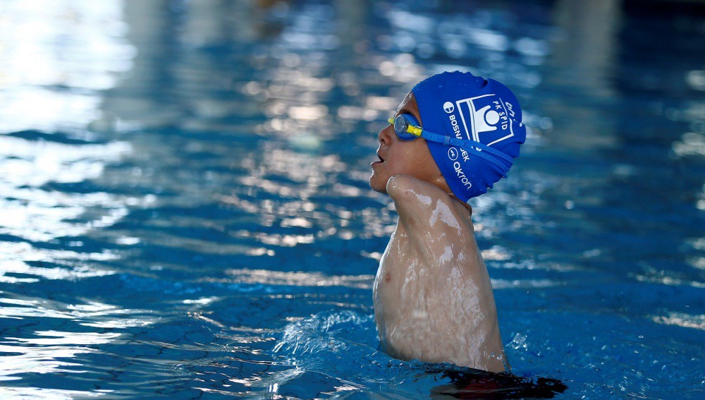 La historia del nene sin brazos que se convirtió en campeón de natación | Curiosidades