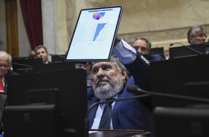 Senado: sorpresa por la firma en disidencia del kirchnerismo al dictamen del proyecto que modifica los DNU | Política