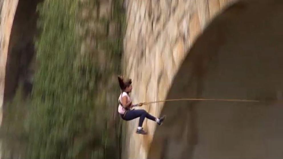 Un instructor de puenting, hablaba mal inglés, hubo confusión y murió una joven | Curiosidades