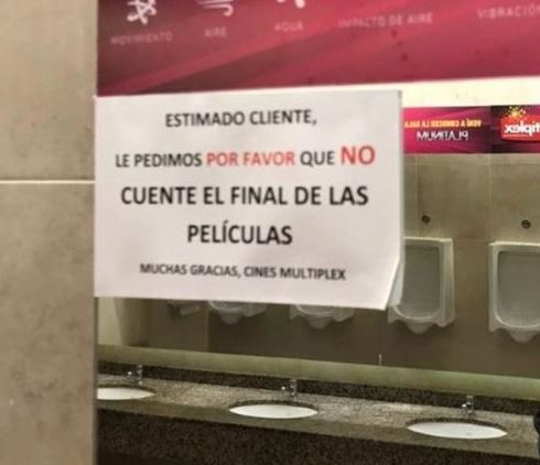 El curioso cartel contra el spoileo que colgaron en el baño de un cine | Curiosidades