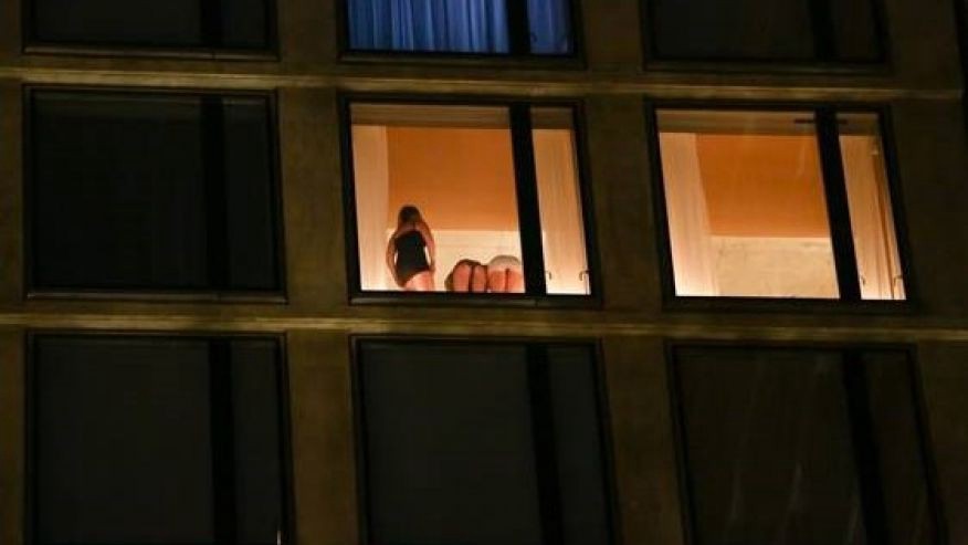 Polémica en Nueva York: vecinos enojados por un hotel donde los huéspedes tienen sexo en las ventanas | Curiosidades