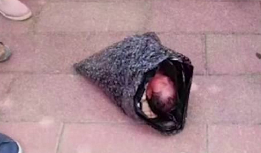 Detuvieron a una mujer por intentar mandar por correo a su beba al orfanato | Curiosidades