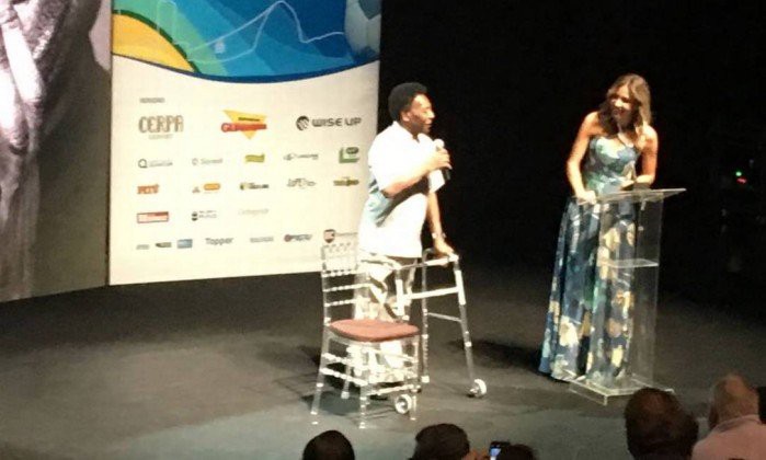 Pelé asistió a una ceremonia con un andador: "¿Si Dios me da una zapatilla nueva, por qué no mostrarla?" | Deportes