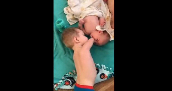 Video tierno: el bebé sin brazos que le da el chupete a su hermanito para que no llore | Curiosidades