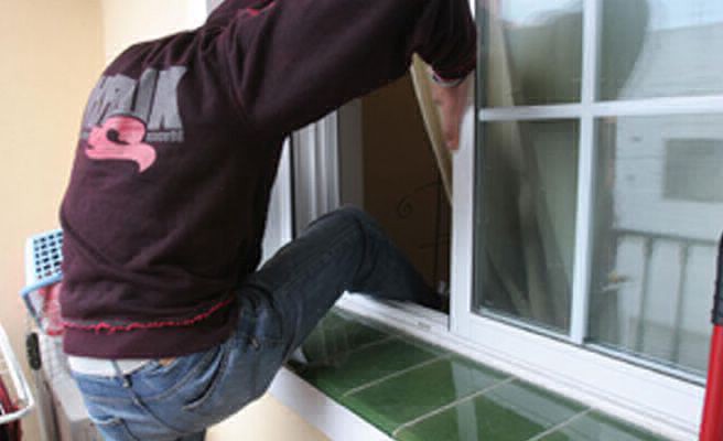 Un ladrón quedó atrapado mientras robaba en una casa y llamó a la policía para que lo liberen | Curiosidades