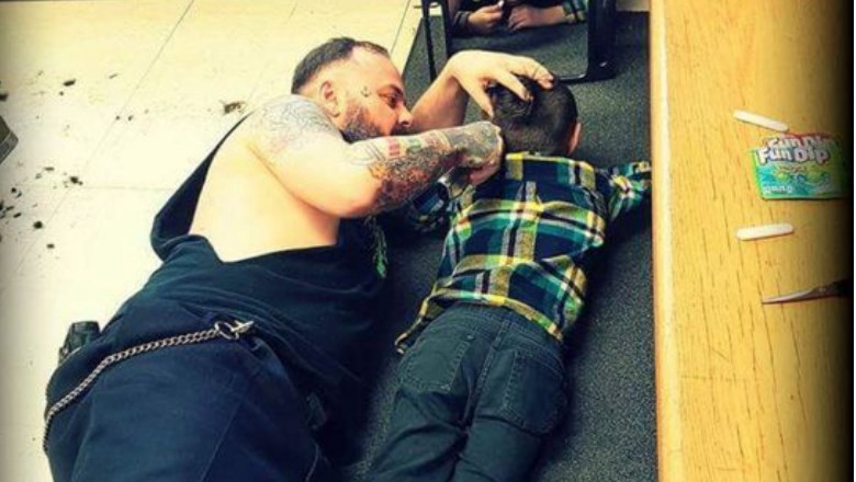 El peluquero que se tira al suelo para cortarle el pelo a un nene con autismo | Curiosidades