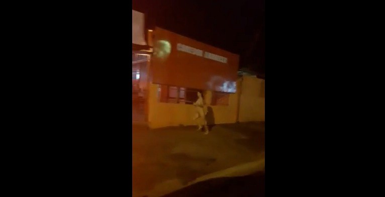 Video: Desnuda, corre a su novio por la calle porque le robó el celular | Curiosidades