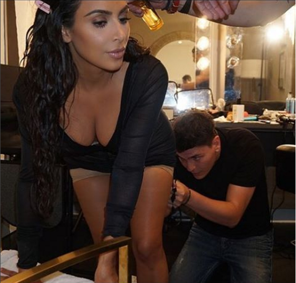 Qué parte del cuerpo se maquilla Kim Kardashian además de la cara | Espectáculos