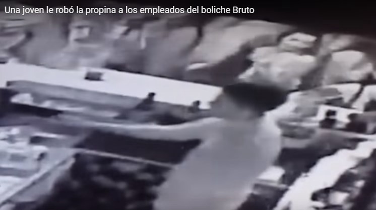 Video: Así se roba una joven las propinas en un boliche de Mar del Plata | Curiosidades