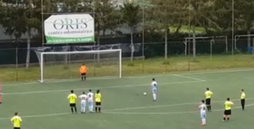 El noble gesto de un jugador juvenil italiano al patear un penal | Deportes