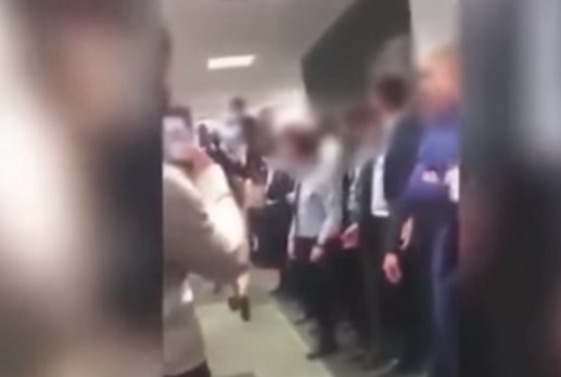 Polonia: el jefe de un oficina le pagó a una empleada para que desfile desnuda y levante "la moral de los empleados" | Curiosidades