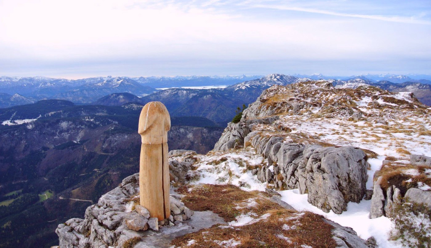 La escultura de un pene gigante apareció en la cumbre de una montaña austríaca | Curiosidades