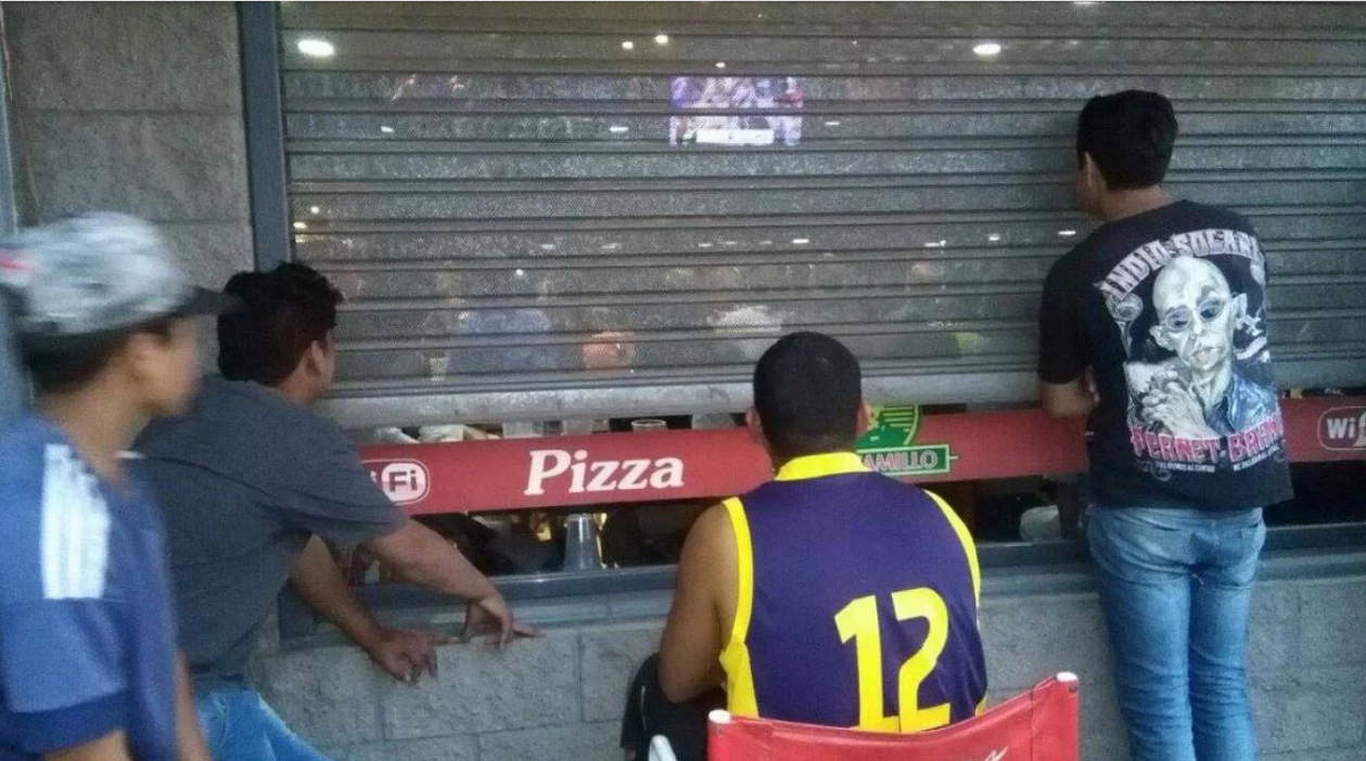 Superclásico: una pizzería bajó las persianas para que los hinchas no puedan ver el partido desde la vereda | Curiosidades