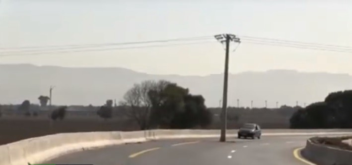Video: construyeron una autopista y dejaron un poste de luz en el medio del camino | Curiosidades