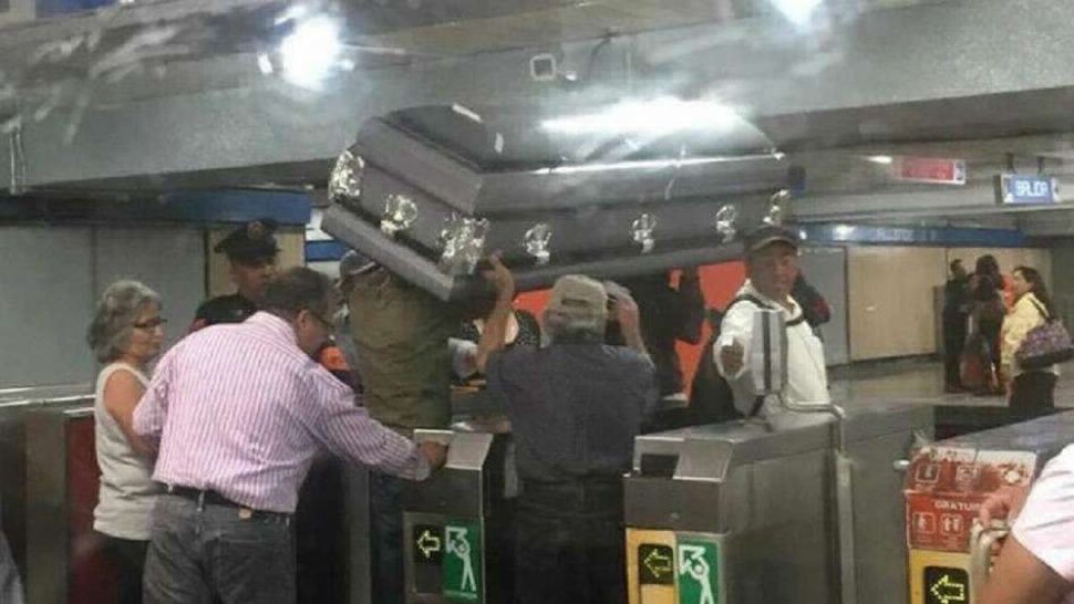 Llevaron un ataúd en el subte porque no tenían plata para pagar el coche fúnebre | Curiosidades