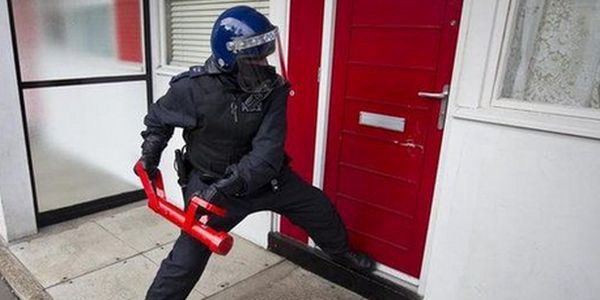 La Policía allanó una casa y frenó una fiesta que había organizado un asistente virtual | Curiosidades