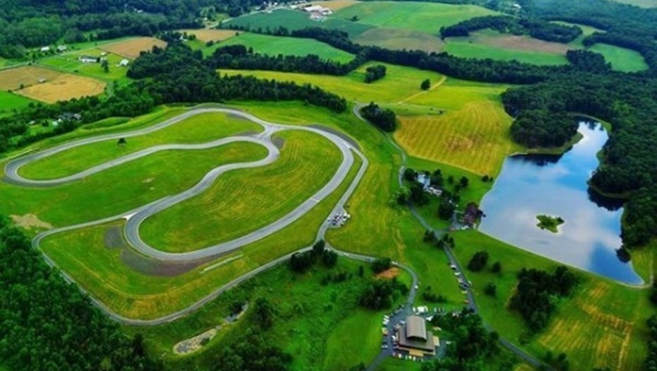 Un multimillonario estadounidense construyó un circuito símil F1 en su jardín | Curiosidades