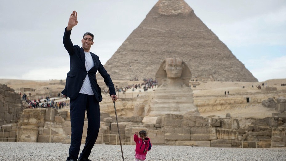 La mujer más pequeña y el hombre más alto del mundo se encontraron en Egipto | Curiosidades