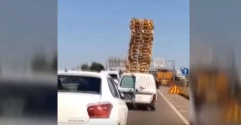 Video viral: el "loco" que manejaba por una autopista de España con una torre de palets en el techo de la camioneta | Curiosidades