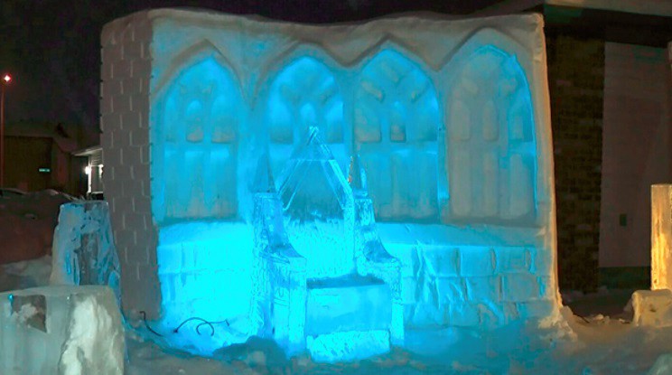 Creó una réplica de Hogwarts en hielo para sus hijas y su obra se volvió viral | Curiosidades