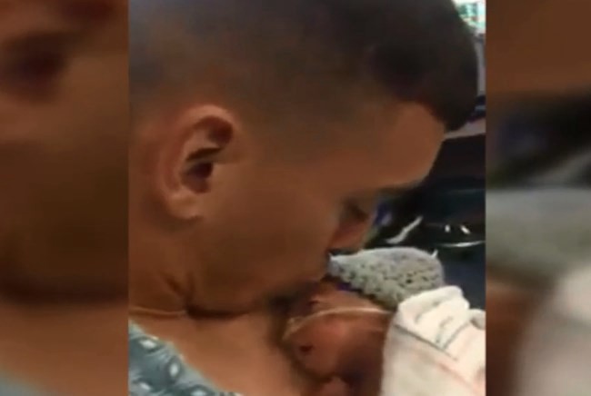 Amor puro: la tierna reacción de un bebé prematuro al beso de su padre | Curiosidades