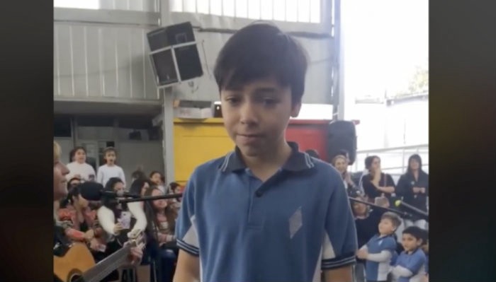 El nene que aprendió lenguaje de señas para sorprender a su mamá sorda en un acto escolar | Curiosidades