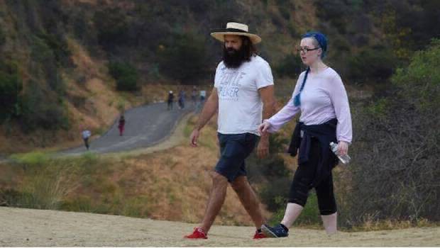 La curiosa historia del  hombre que trabaja de salir a pasear con personas | Curiosidades