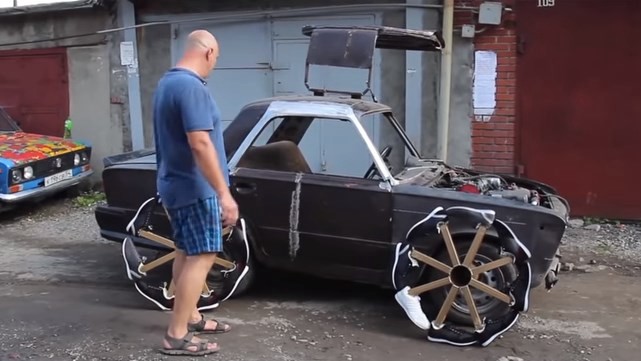 El increíble auto con ruedas de zapatillas | Curiosidades