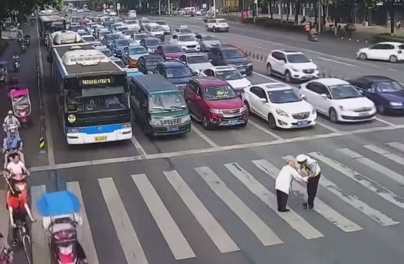 Video conmovedor: un policía le hace caballito a un anciano para ayudarlo a cruzar la calle | Curiosidades