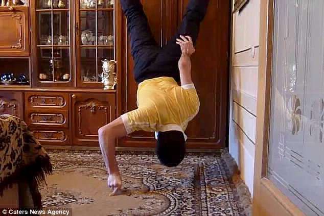 El increíble hombre que hace flexiones apoyado sólo en dos dedos | Curiosidades