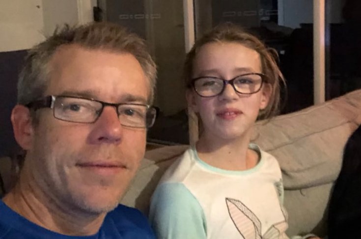 La tierna reacción de un padre ante las malas notas del boletín de su hija con autismo | Curiosidades