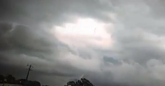 ¿Señal divina?: asegura que "filmó a Dios caminando entre las nubes" durante una tormenta | Curiosidades