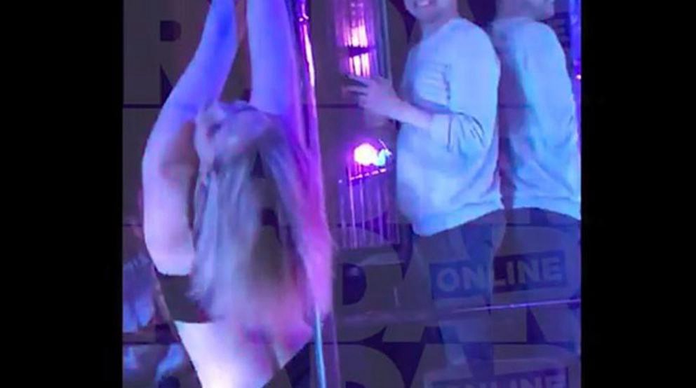 Video: Jennifer Lawrence se tomó unas copas de más y terminó bailando en el caño en un club de striptease | Espectáculos