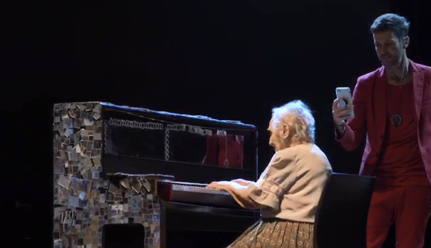 Axel invitó al escenario a tocar a una pianista de 91 años y el público se emocionó | Espectáculos