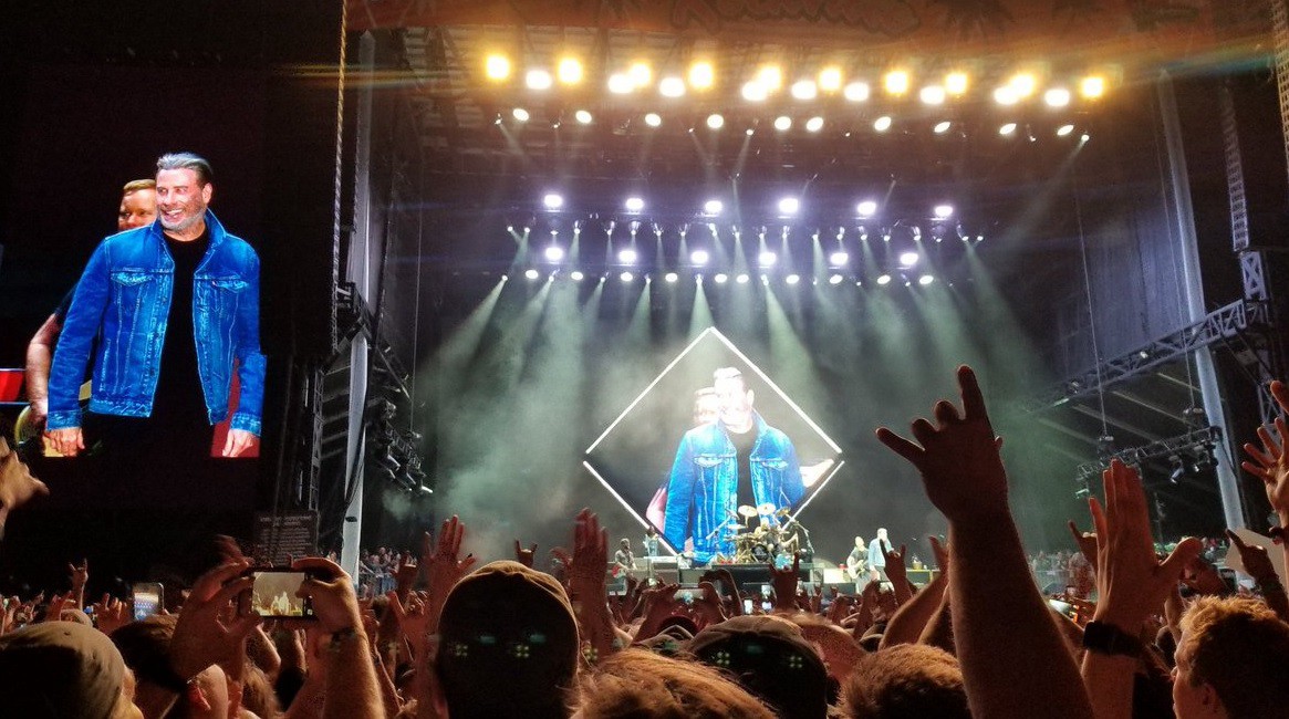 Foo Fighters invitó a cantar "Grease" a John Travolta durante un show en Florida | Espectáculos