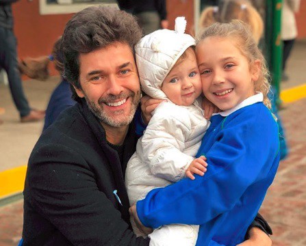 Papá pura ternura: la foto de Mariano Martínez bañando a su pequeña hija Alma | Espectáculos