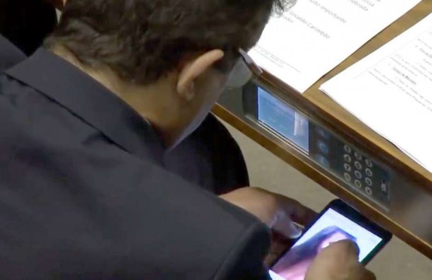 Sorprenden a un diputado viendo pornografía en plena sesión | Internacionales