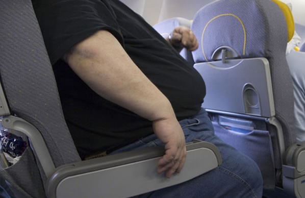 Pasajero demanda a aerolínea por "lesiones" luego de viajar con un hombre obeso | Internacionales