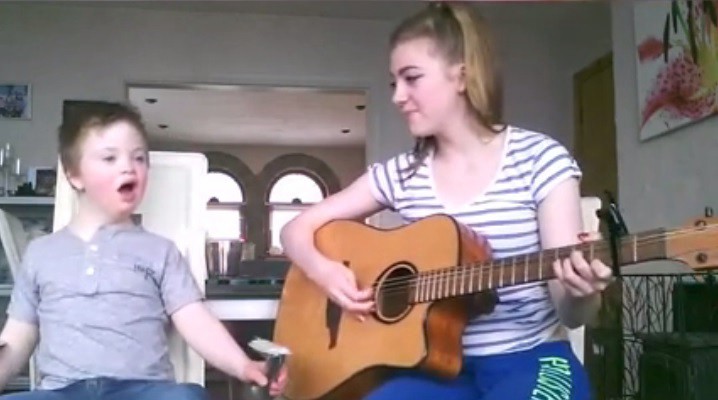 #EsViral  Conmovedora versión de "Titanium" de una joven y su hermanito con síndrome de Down | Internacionales