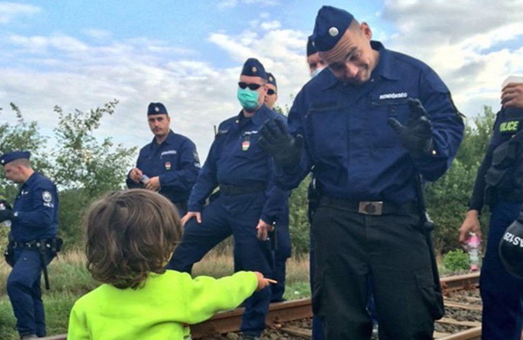 Foto tierna: el gesto del nene refugiado que conmovió al policía húngaro | Internacionales
