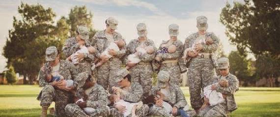 Foto viral: diez soldados de Estados Unidos en uniforme dando de amamantar | Internacionales