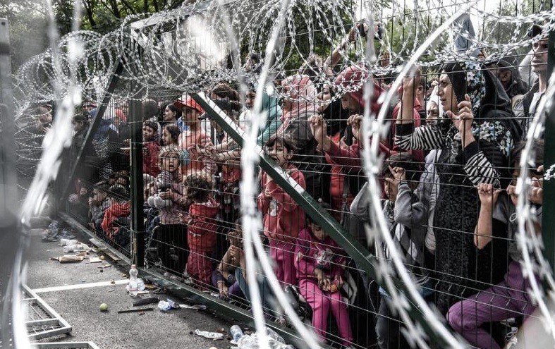 Por la suspensión de trenes, miles de refugiados parten a Alemania a pie | Internacionales